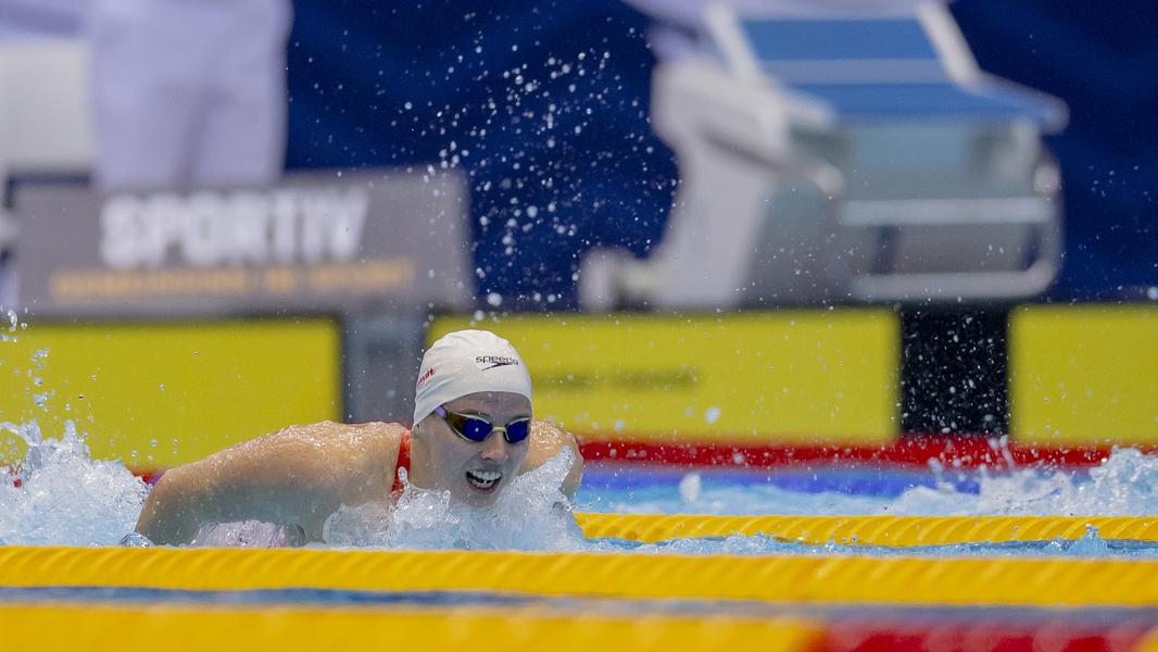 Die Schwimmerin Angelina Köhler schwimmt bei den Deutschen Meisterschaften 2024.