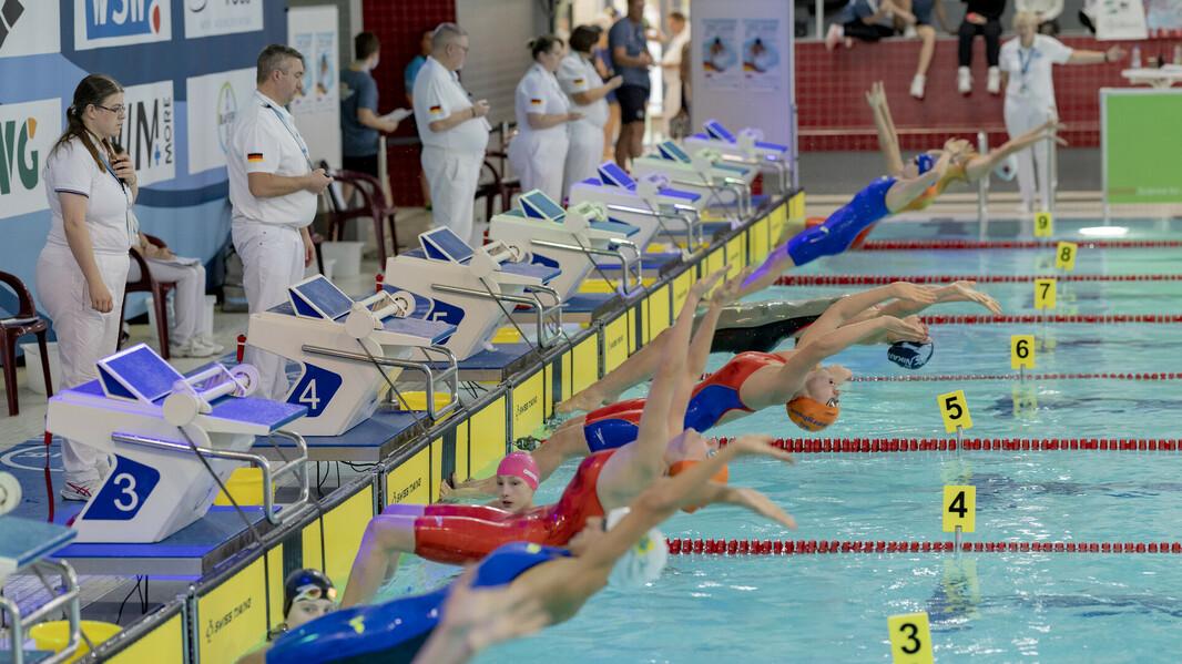 Ein Lauf mit Rückenschwimmerinnen beim Start.