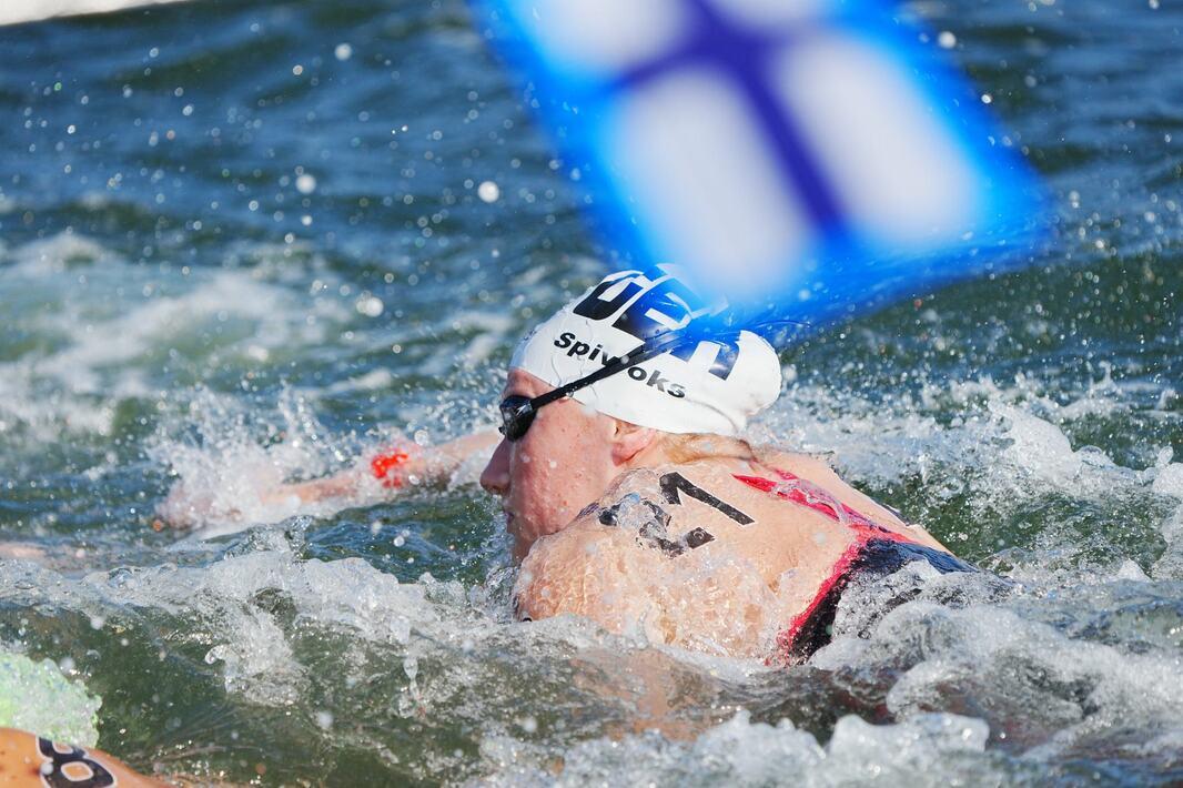 Jeannette Spiwoks krault durch das Freiwasser