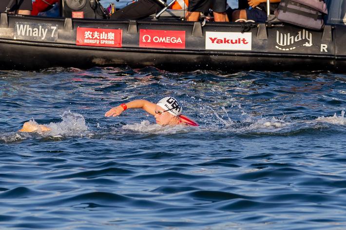 Celine Rieder krault beim WM-Freiwasserrennen durch das Wasser vor Singapur