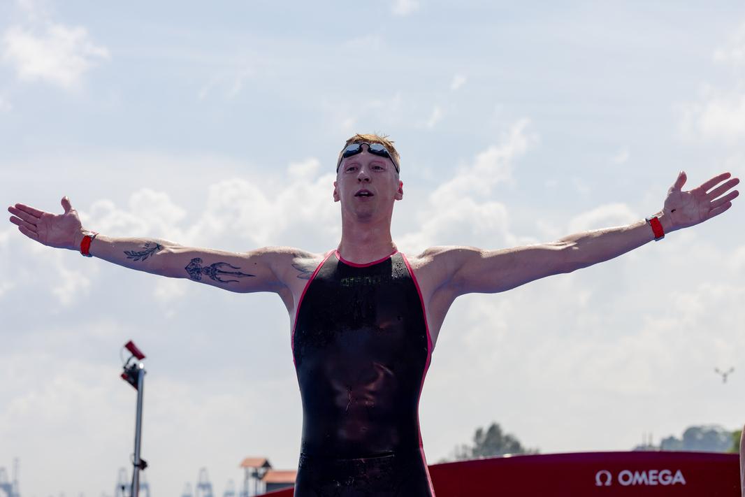Der Freiwasserschwimmer Florian Wellbrock breitet nach seinem Sieg die Arme aus