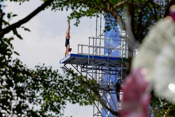 Iris Schmidbauer macht einen Handstand auf der 20m-Plattform