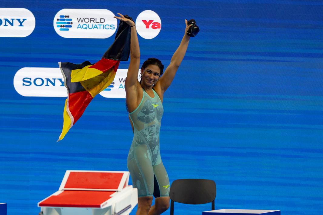 Anna Elendt winkt nach ihrem WM-Sieg mit der deutschen Flagge ins Publikum