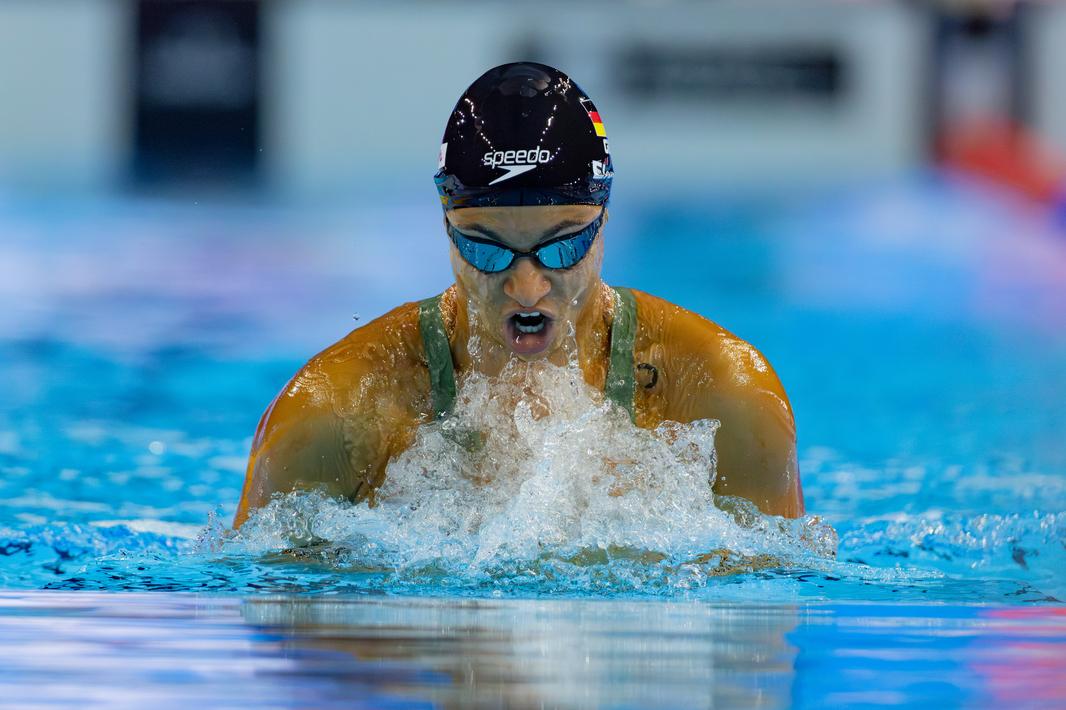 Anna Elendt beim Brustschwimmen