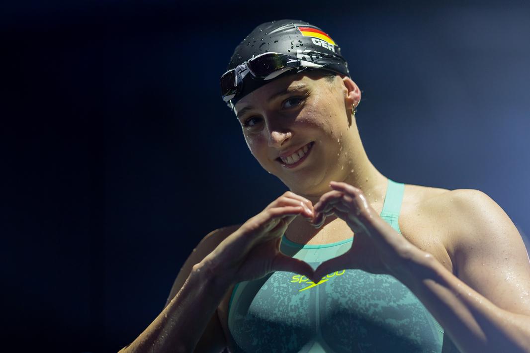 Angelina Köhler zeigt nach ihrem erfolgreichen Halbfinale ein Herz in die Kamera.
