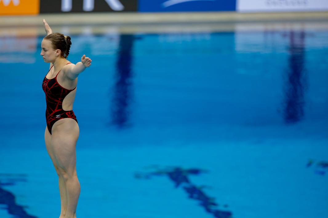 Lena Hnetschel steht auf dem 3m-Brett und bereitet sich auf ihren Sprung vor