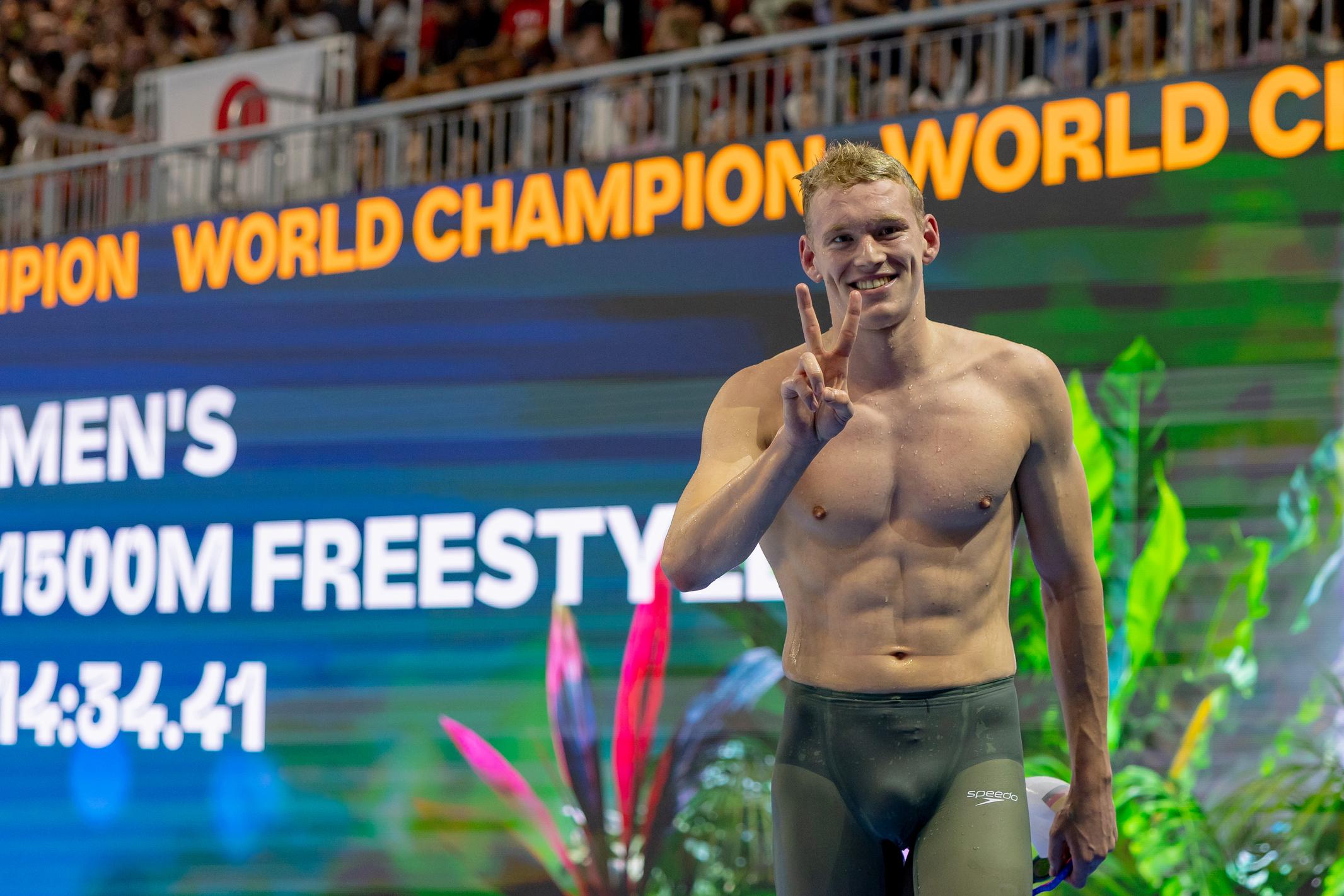 Sven Schwarz zeigt zwei Finger nach seinem zweiten Vize-Weltmeistertitel.