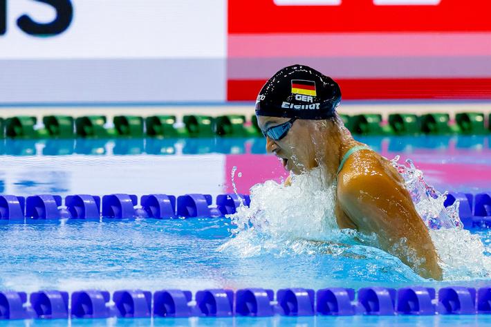 Anna Elendt beim Brustschwimmen