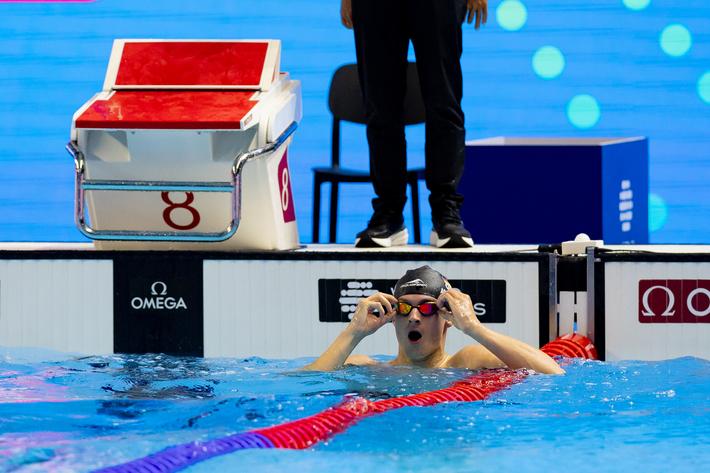 Luca Nik Armbruster schaut überrascht auf die Anzeigetafel nach seinem WM-Finale