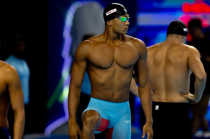 Melvin Imoudu steht vor seinem Start am Startblock