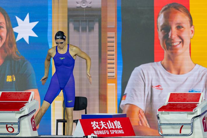 Isabel Gose macht sich vor ihrem Start ein letztes Mal vor dem Startblock warm.