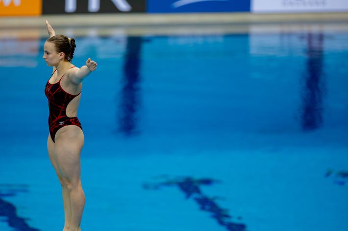 Lena Hnetschel steht auf dem 3m-Brett und bereitet sich auf ihren Sprung vor