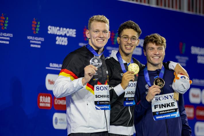 Sven Schwarz steht auf dem Siegerpodest und zeigt seine SIlbermedaille