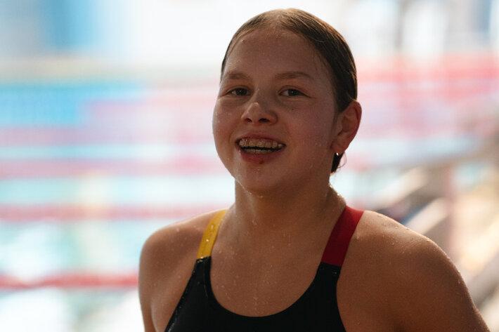 Die Schwimmerin Evelyn Wegrotzki lächelt nach ihrem Rennen in die Kamera