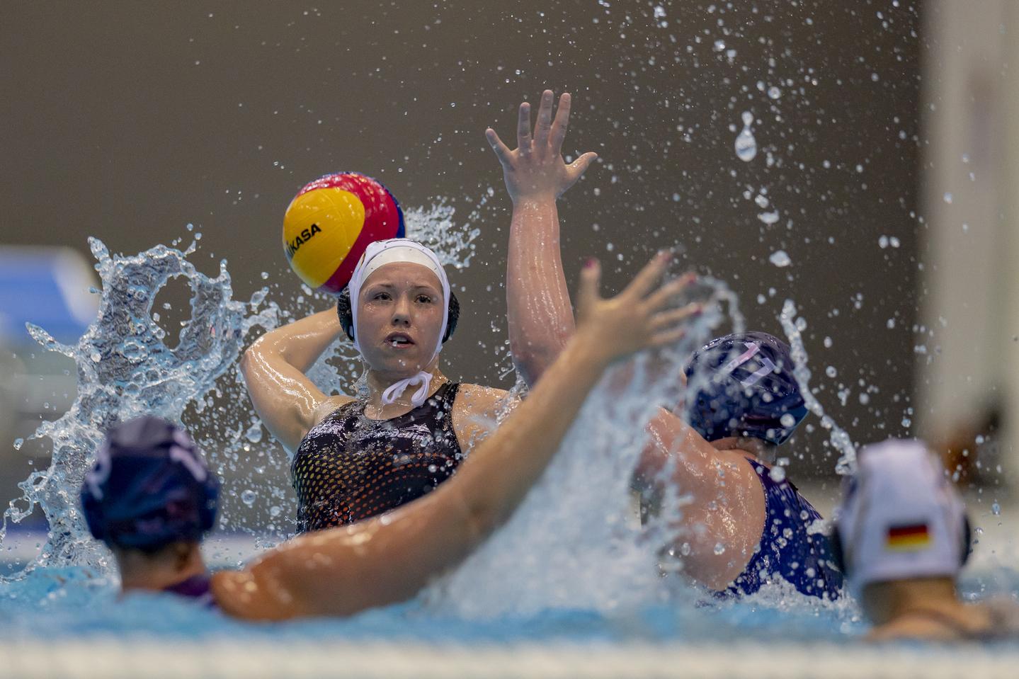 Eine Wasserballerin aus dem deutschen Nationalteam wirft den Ball über die gegnerische VErteidigung.