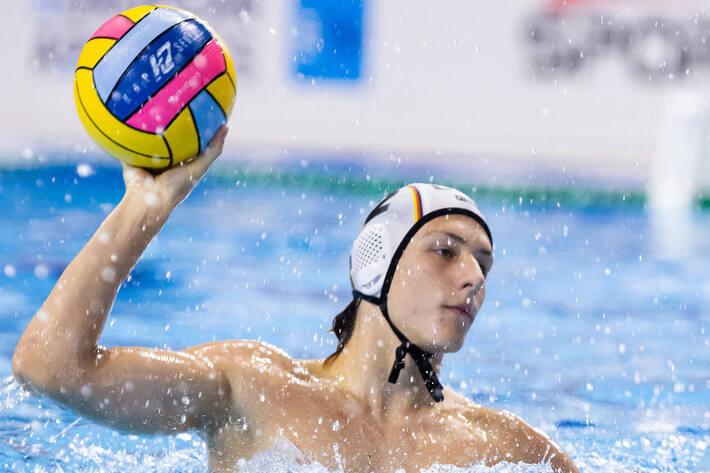 Ein Wasserballer aus der deutschen Nationalmannschaft wirft den Ball im Spiel