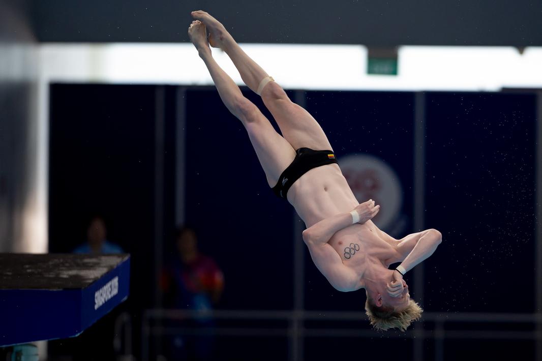 Jaden Eikermann im Schraubensprung vom Turm
