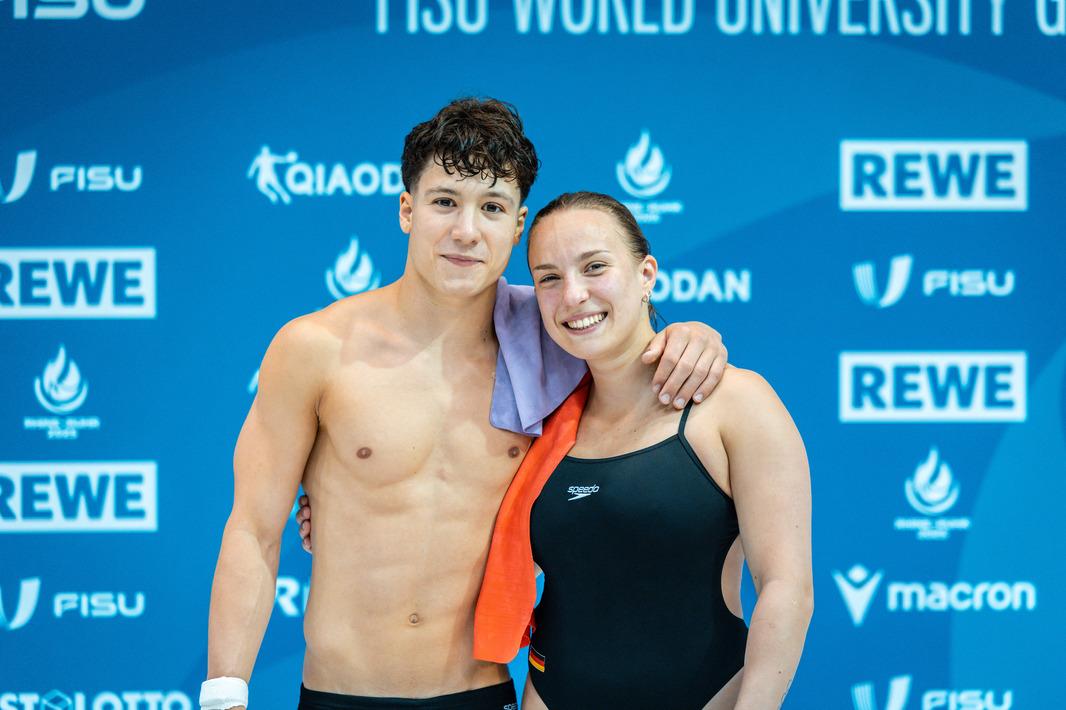 Lena Hentschel und Luis Avila Sanchez posieren nach ihrem Sieg im 3m-Synchronspringen für eiN Foto