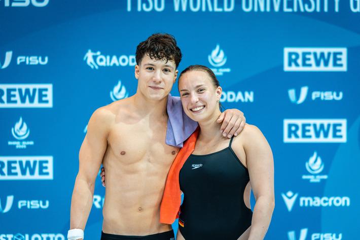 Lena Hentschel und Luis Avila Sanchez posieren nach ihrem Sieg im 3m-Synchronspringen für eiN Foto
