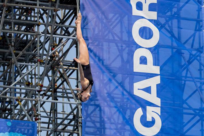 Iris Schmidbauer im Sprung von 20 Metern