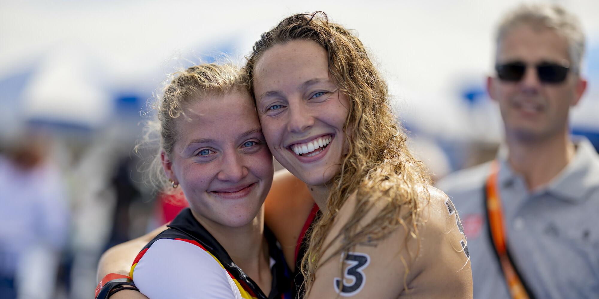 Leonie Beck und Lea Boy freuen sich über Leonies WM-Titel.