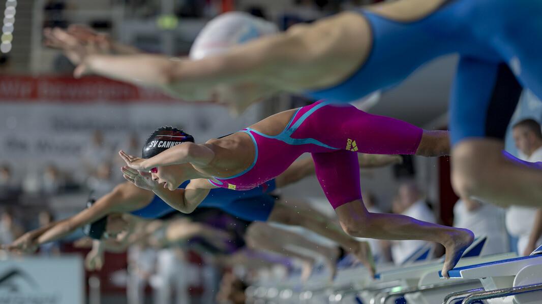 Linda Roth springt ins Wasser.