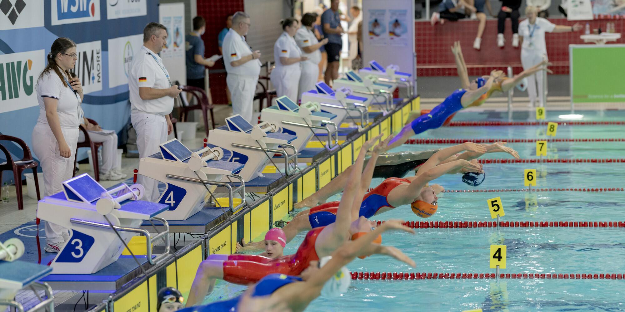 Ein Lauf mit Rückenschwimmerinnen beim Start.