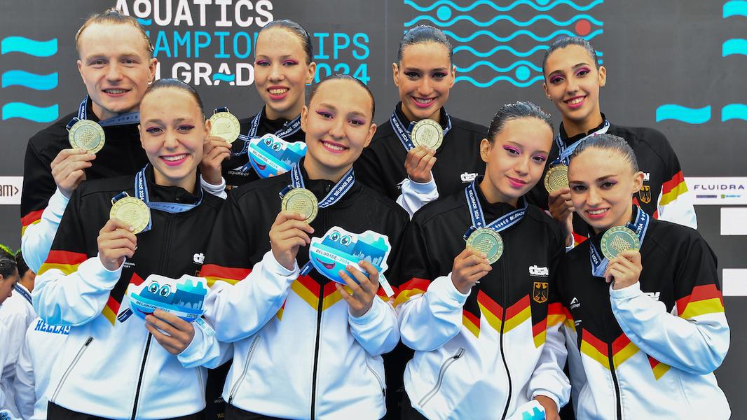 Die deutschen Synchronschwimmer*innen mit ihrer EM-Goldmedaille.