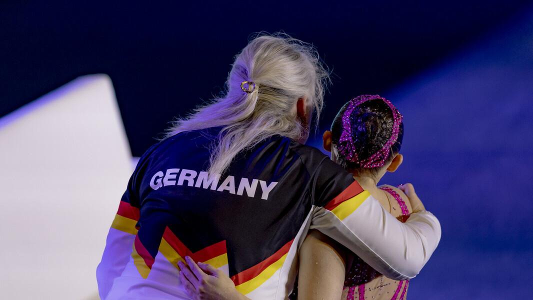 Stella Mukhamedova umarmt ihre Schwimmerin Klara Bleyer.