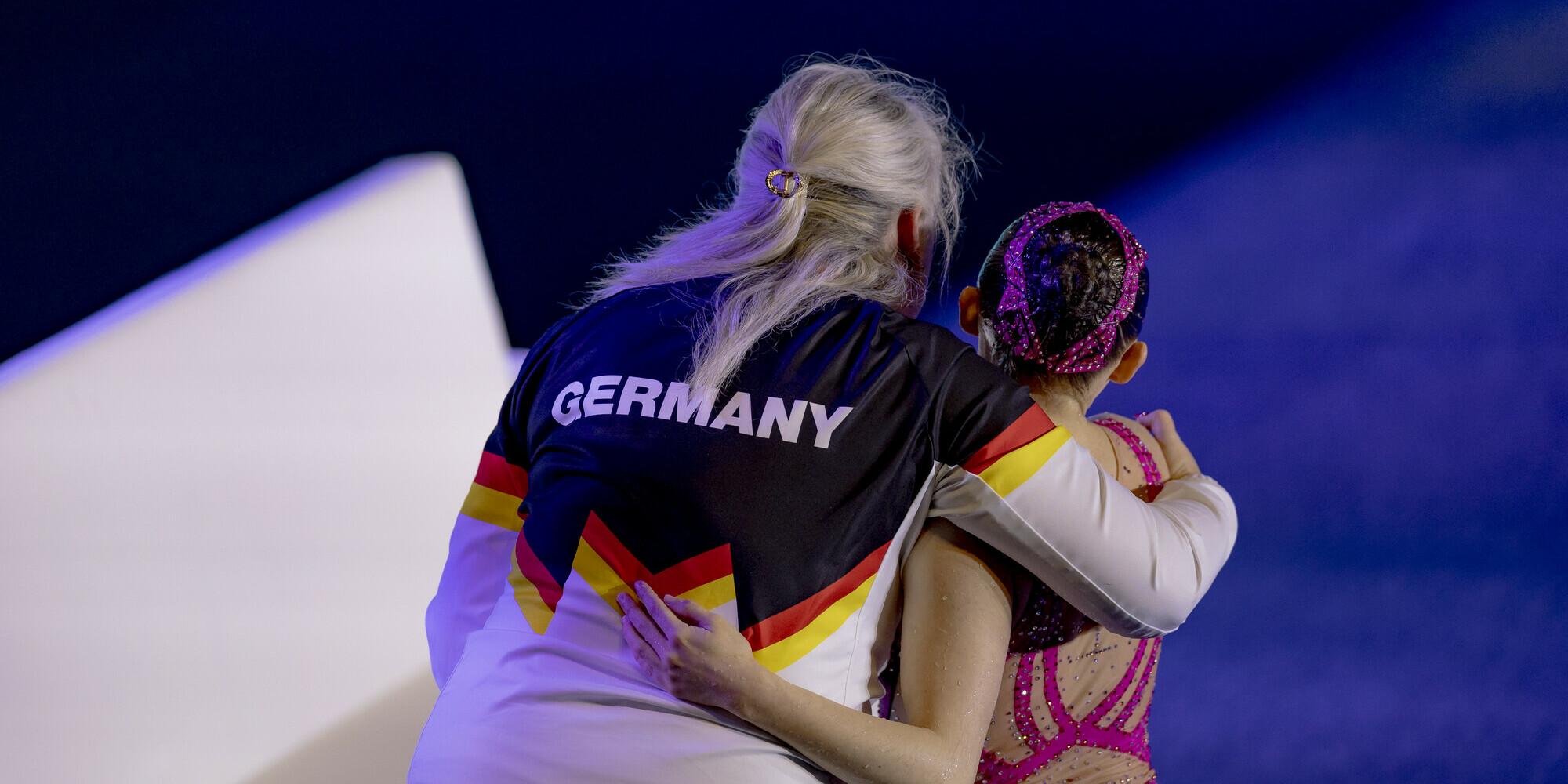 Stella Mukhamedova umarmt ihre Schwimmerin Klara Bleyer.