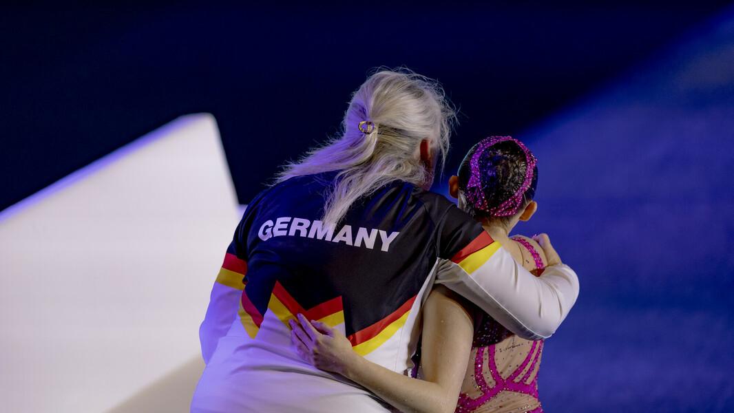 Stella Mukhamedova umarmt ihre Schwimmerin Klara Bleyer.