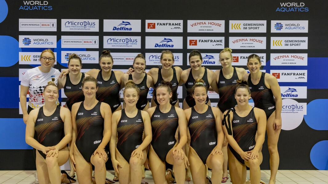 Die deutsche Wasserballnationalmannschaft der Frauen beim Wasserball-Weltcup in Berlin.