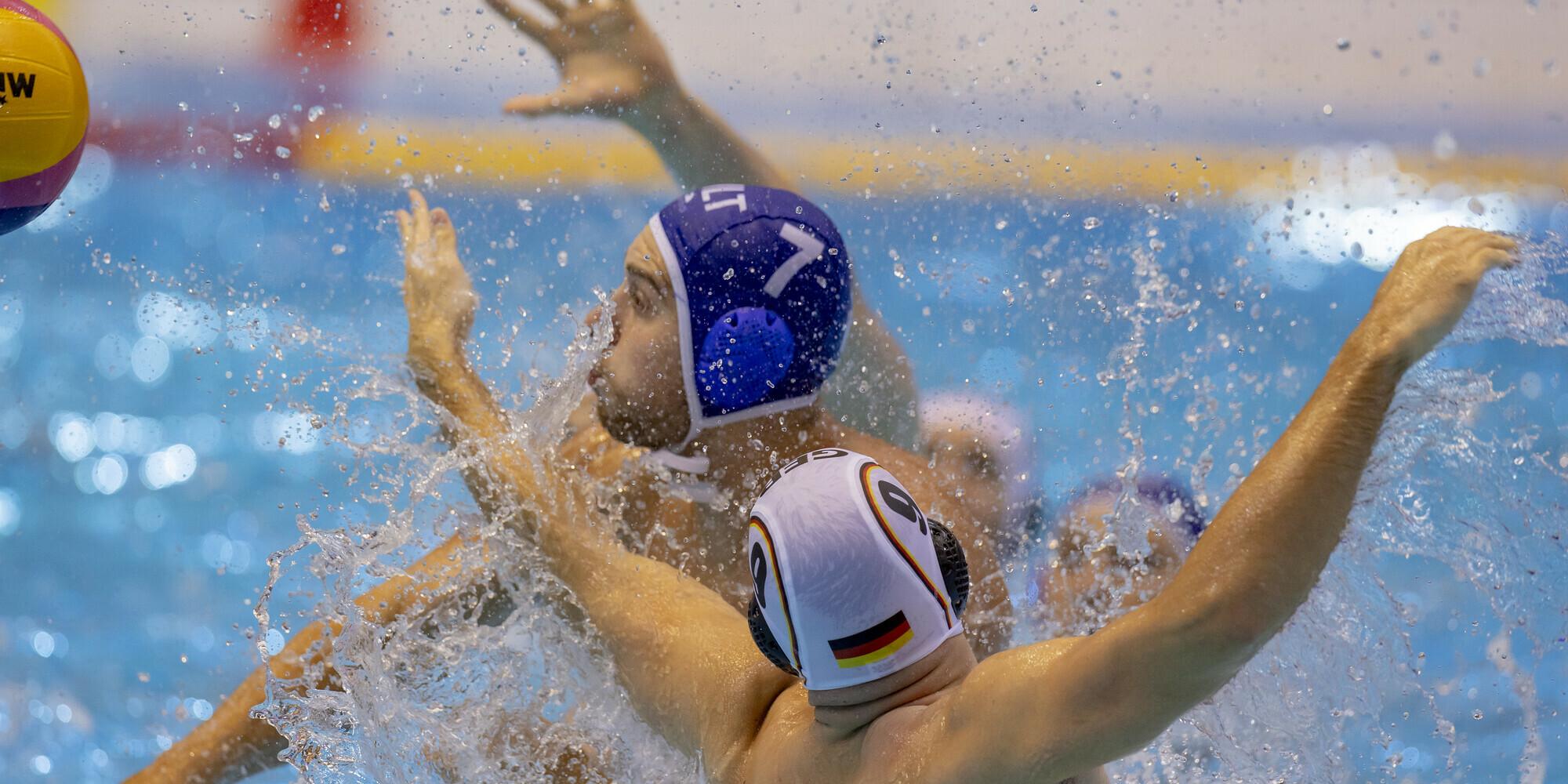 Zwei Wasserballer im Zweikampf um den Ball.