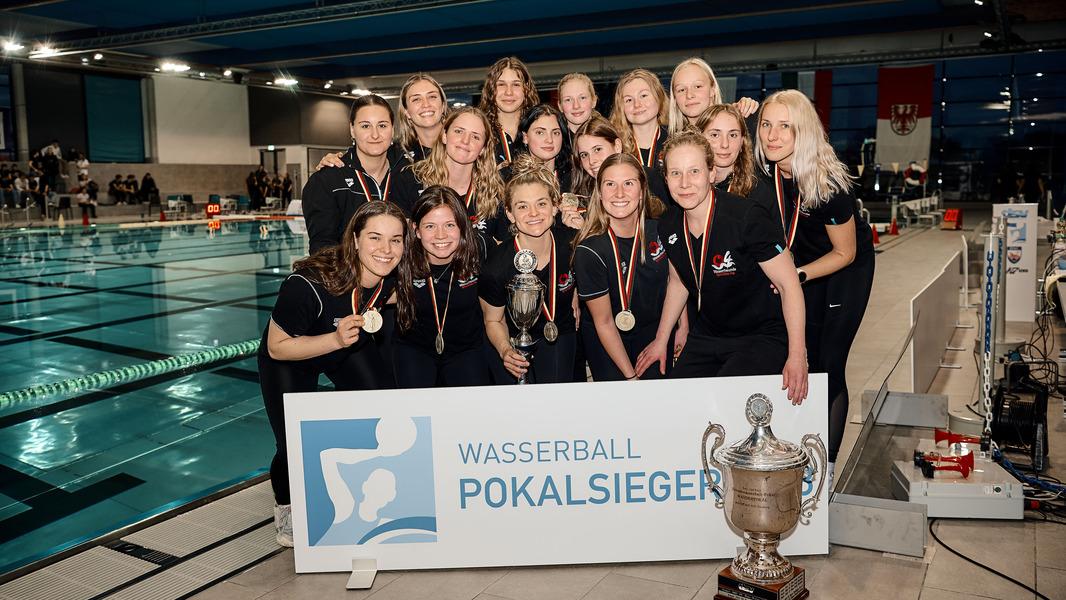 Die Wasserballerinnen von Spandau 04 mit dem Deutschen Wasserballpokal.