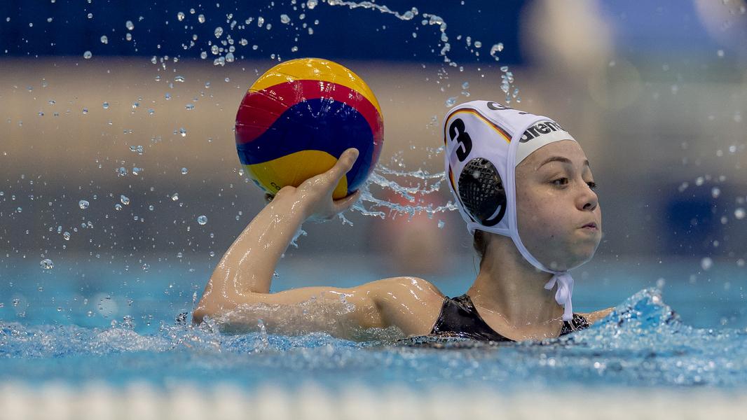 Wasserballerin Ioanna Petiki beim Water Polo World Cup in Berlin