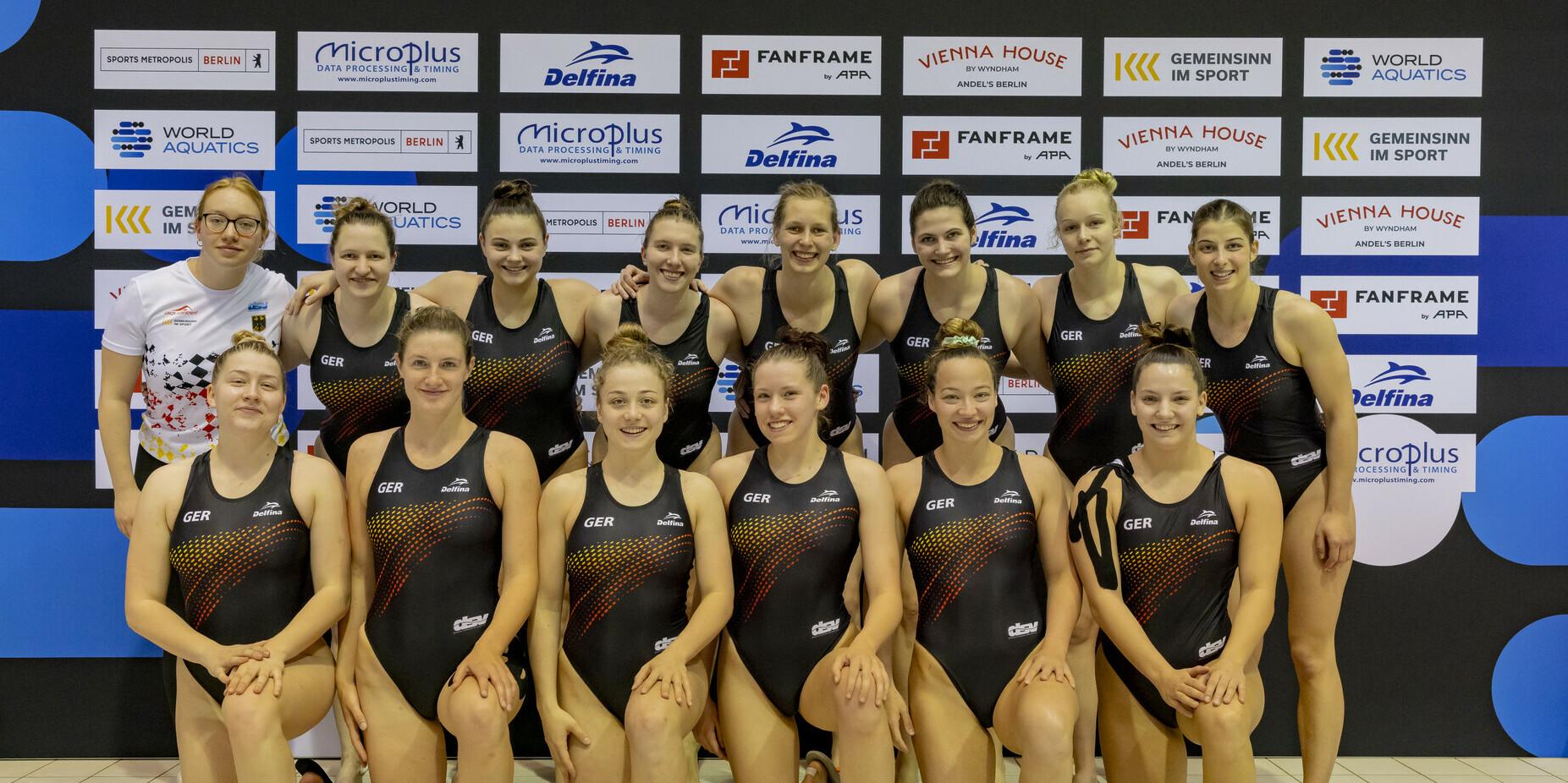 Die deutsche Wasserballnationalmannschaft der Frauen beim Wasserball-Weltcup in Berlin.