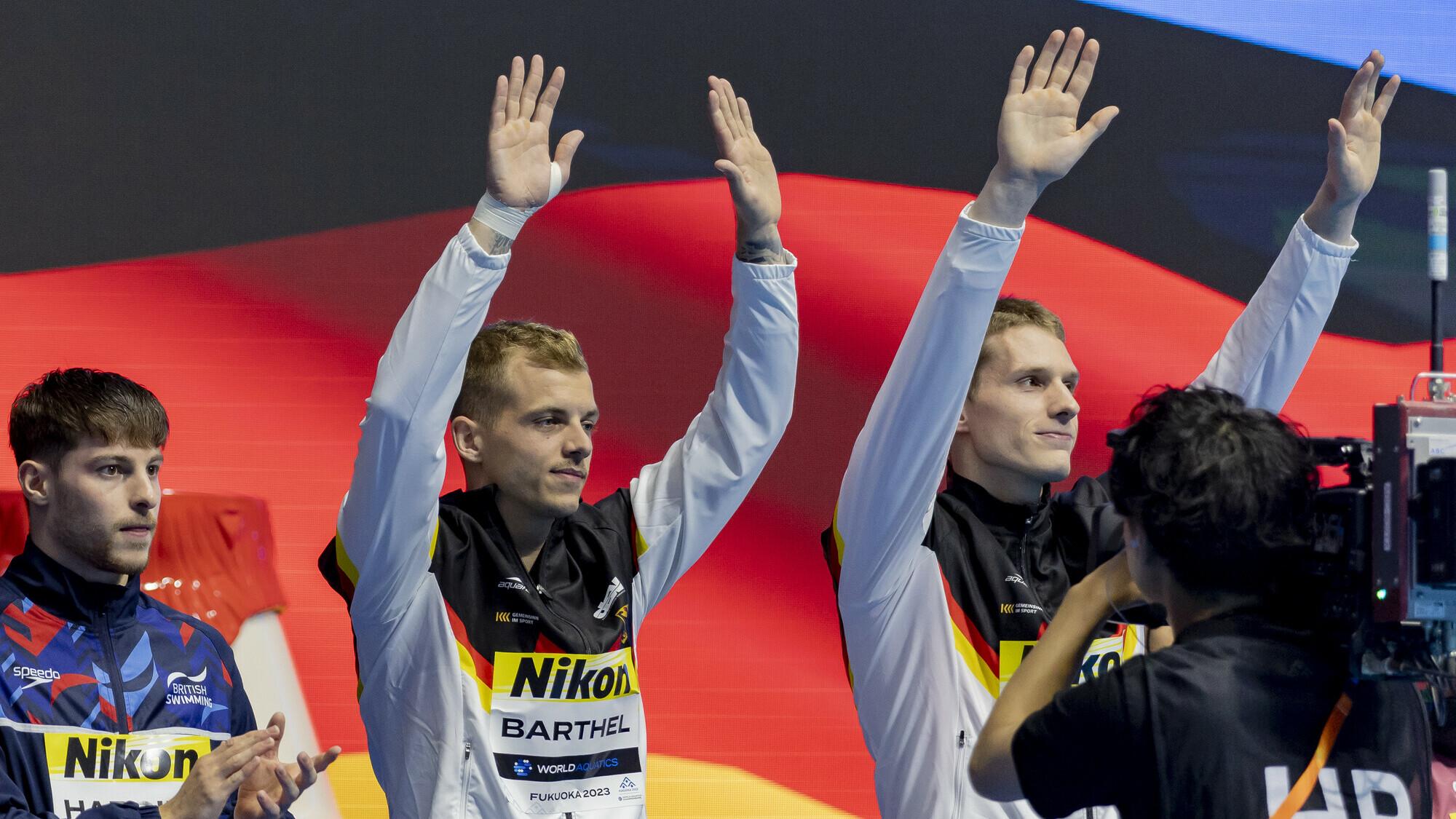 Die Wasserspringer Timo Barthel und Lars Ruediger stellen sich vor ihrem Wettkampf dem Publikum vor.