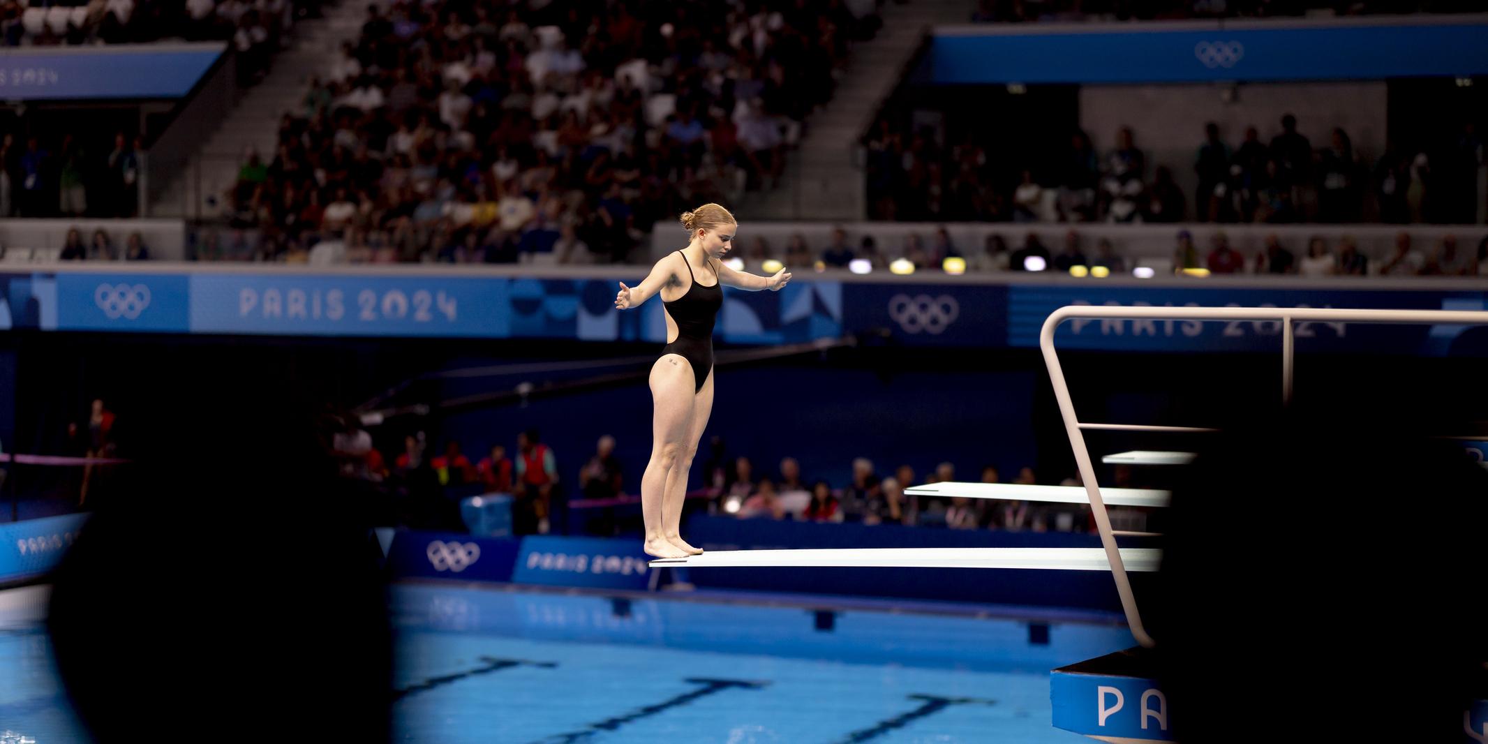 Jette M&uuml;ller steht auf dem 3m-Brett und bereitet sich auf ihren Sprung vor.