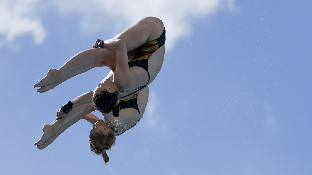 Elena und Christina Wassen im Synchronsprung vom Turm