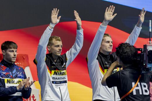 Die Wasserspringer Timo Barthel und Lars Ruediger stellen sich vor ihrem Wettkampf dem Publikum vor.