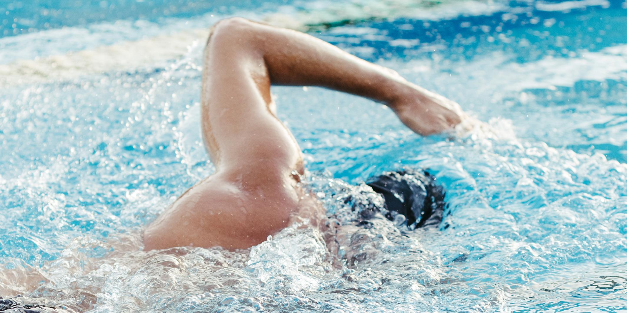 Eine Person krault durch das Wasser