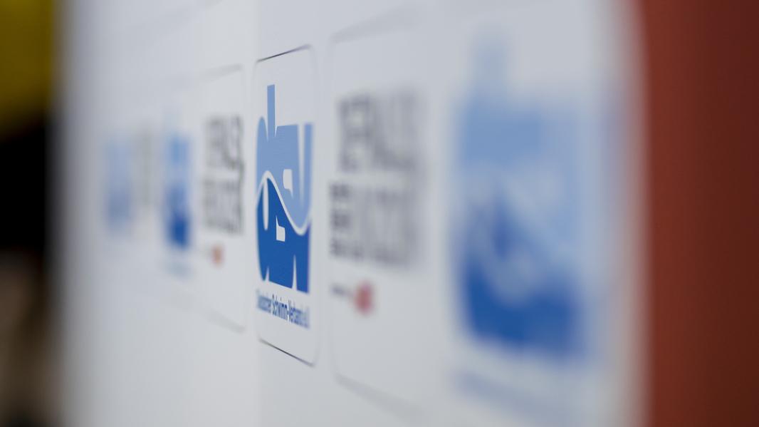 Das DSV-Logo auf einer Rückwand.