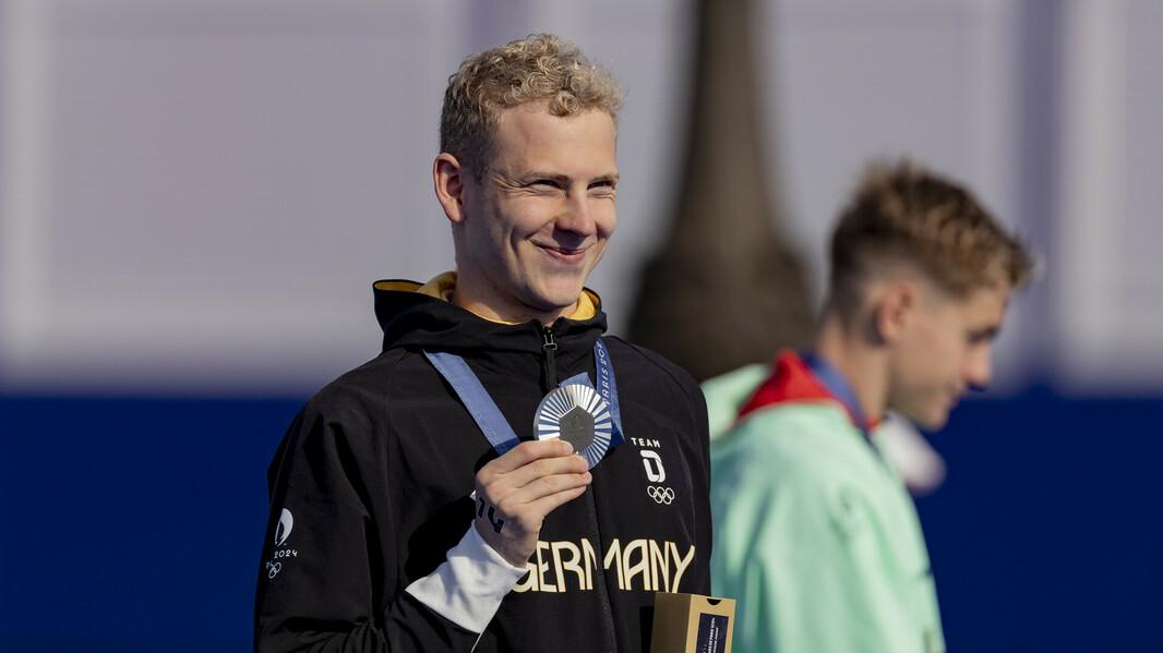 Oliver KLemet zeigt seine Olympiamedaille aus Paris.